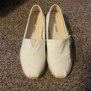 NWT Toms